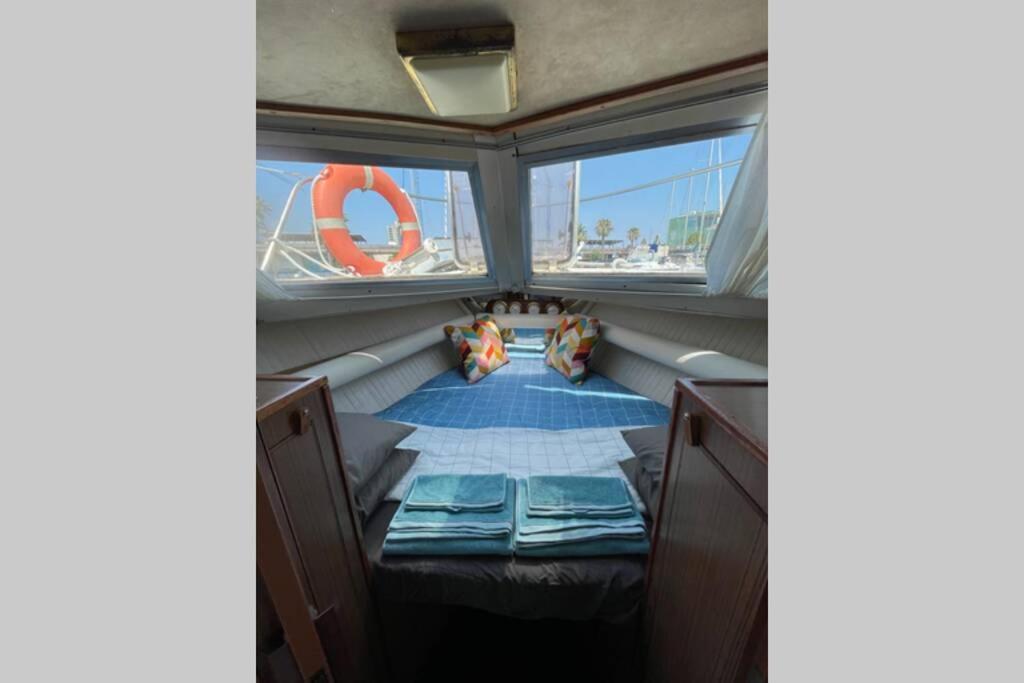 Beautiful 70S Vintage Yacht Boat In Barcelona Hotel Sant Adria de Besos Luaran gambar