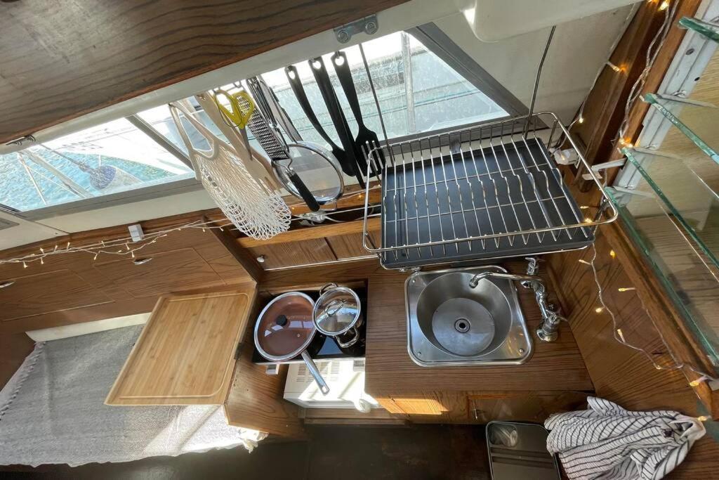 Beautiful 70S Vintage Yacht Boat In Barcelona Hotel Sant Adria de Besos Luaran gambar