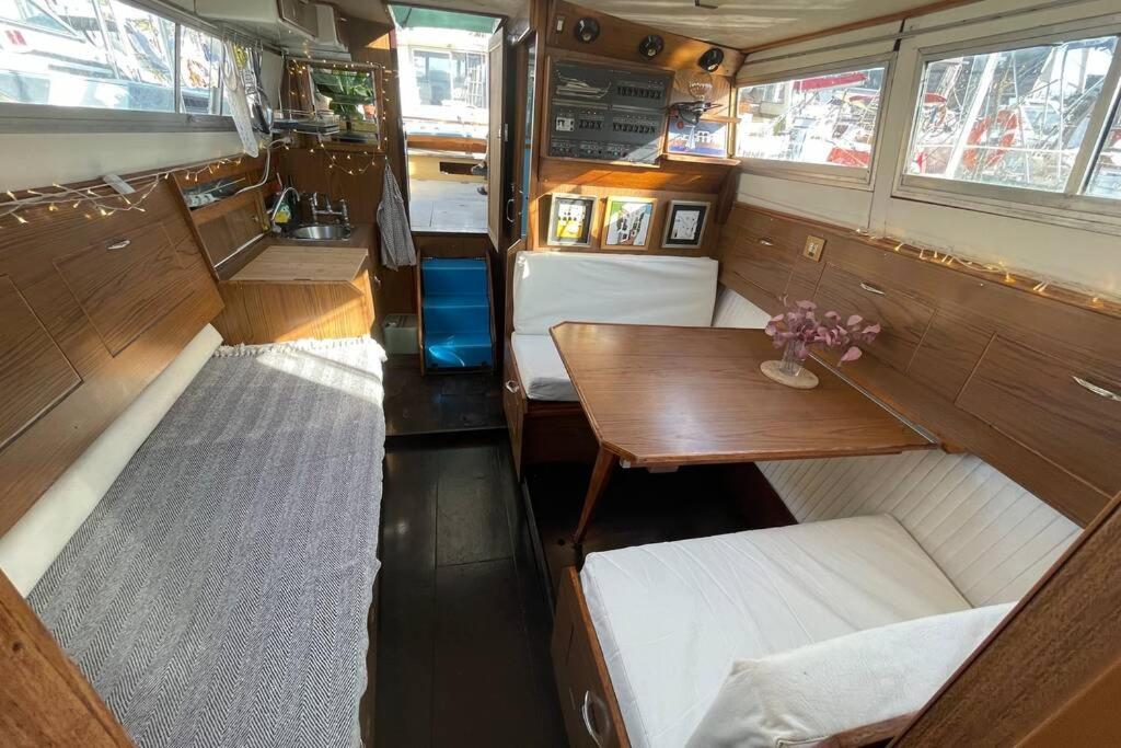 Beautiful 70S Vintage Yacht Boat In Barcelona Hotel Sant Adria de Besos Luaran gambar