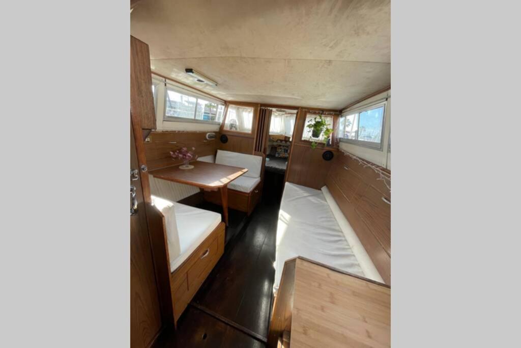 Beautiful 70S Vintage Yacht Boat In Barcelona Hotel Sant Adria de Besos Luaran gambar