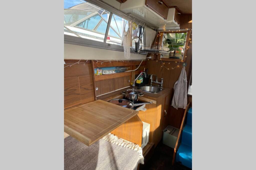 Beautiful 70S Vintage Yacht Boat In Barcelona Hotel Sant Adria de Besos Luaran gambar