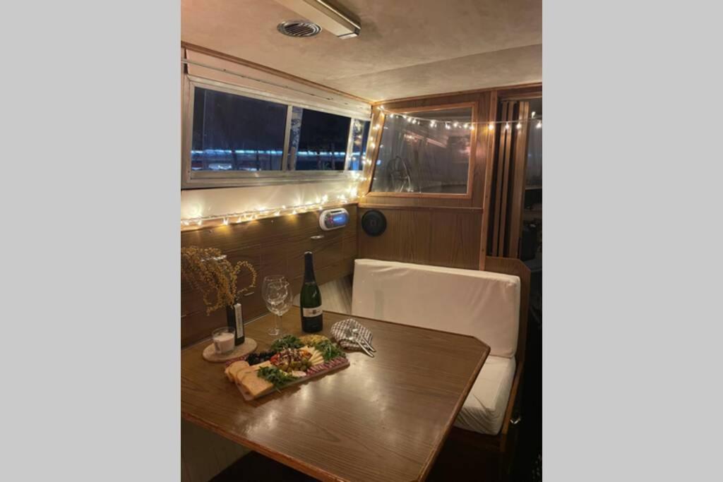 Beautiful 70S Vintage Yacht Boat In Barcelona Hotel Sant Adria de Besos Luaran gambar