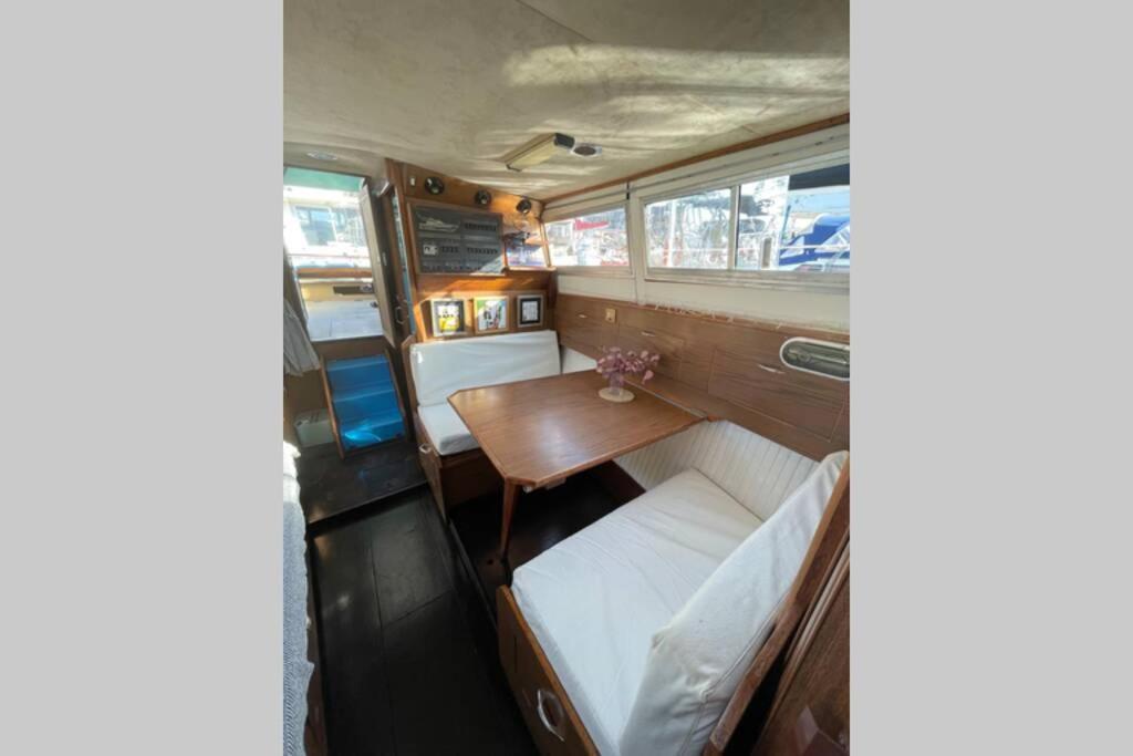 Beautiful 70S Vintage Yacht Boat In Barcelona Hotel Sant Adria de Besos Luaran gambar