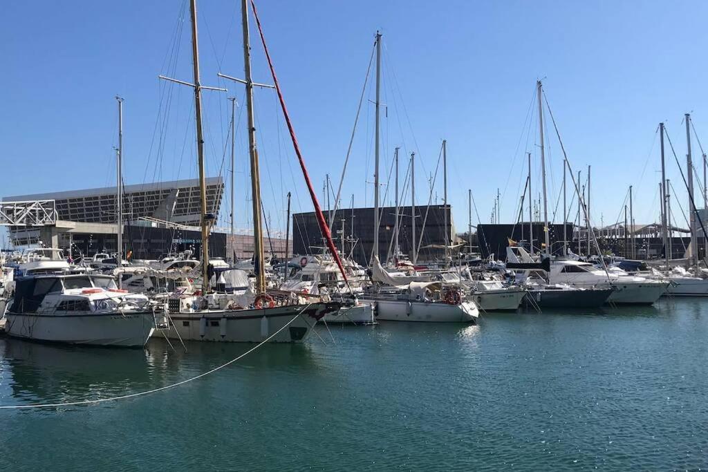 Beautiful 70S Vintage Yacht Boat In Barcelona Hotel Sant Adria de Besos Luaran gambar