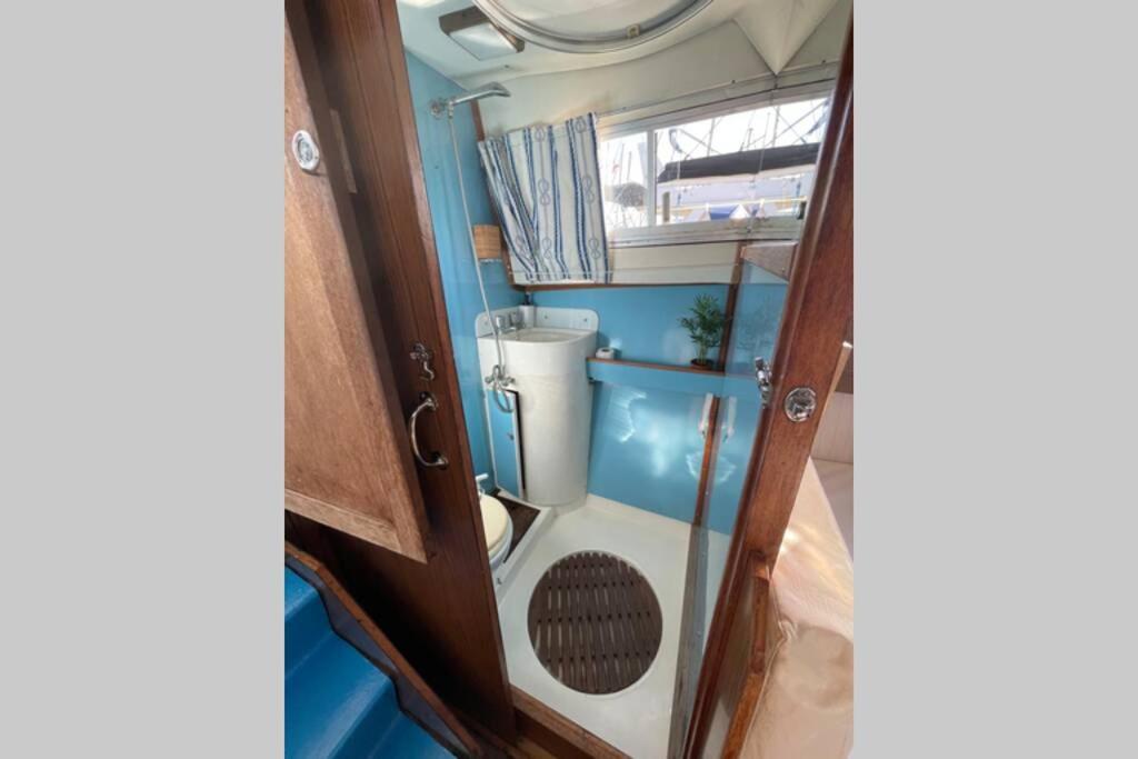 Beautiful 70S Vintage Yacht Boat In Barcelona Hotel Sant Adria de Besos Luaran gambar