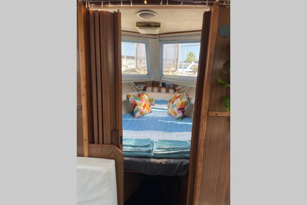 Beautiful 70S Vintage Yacht Boat In Barcelona Hotel Sant Adria de Besos Luaran gambar